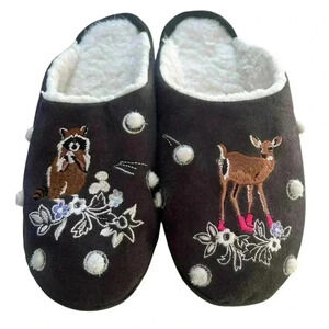 Vera Bradley Women’s size medium slippers. Size 7/8. Slip on with fuzzy inside.